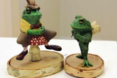 Humorous sculpture of a frog tramp and a frog in a bow tie.