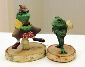 Humorous sculpture of a frog tramp and a frog in a bow tie.