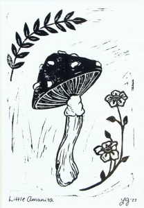 Spotted mushroom between leaves and small flowers.